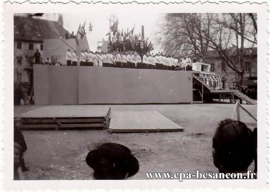BESANÇON - Chamars - Meeting de la jeunesse catholique du diocèse de Besançon - Lundi de Pâques - 7 avril 1947 - Le podium.